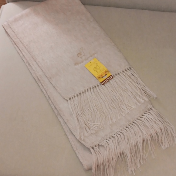 Alpaca cream fringed scarf NWT - Picture 2 of 5